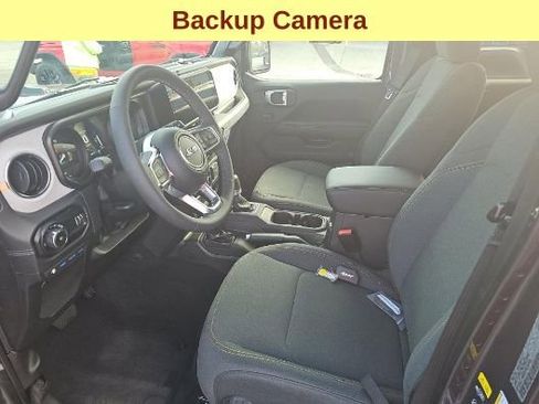 Used 2025 Jeep Wrangler Unlimited Sahara image 10