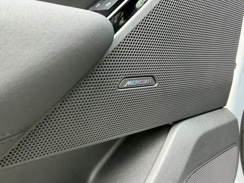 Used 2025 Land Rover Range Rover Velar Dynamic SE image 12