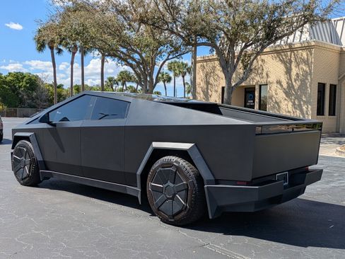 Used 2024 Tesla Cybertruck AWD Crew Cab image 4