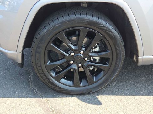 Used 2018 Jeep Grand Cherokee Altitude AWD/4WD image 16