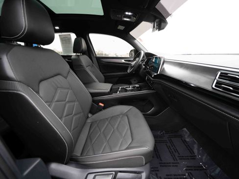 Used 2024 Volkswagen Atlas Cross Sport SE image 27