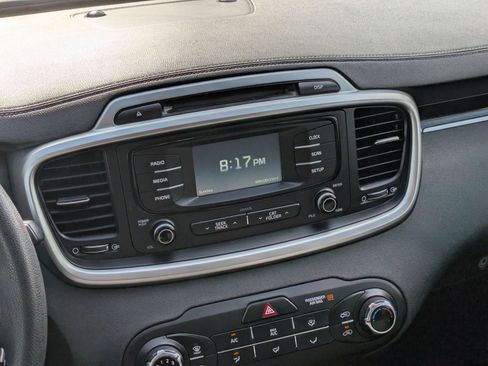 Used 2018 Kia Sorento L image 17