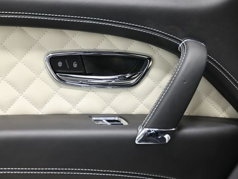 Used 2017 Bentley Bentayga AWD/4WD image 45