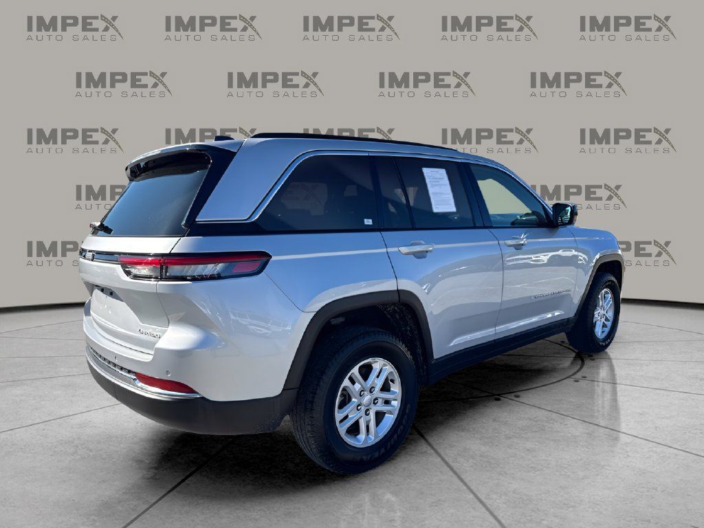Used 2024 Jeep Grand Cherokee Laredo RWD image 5