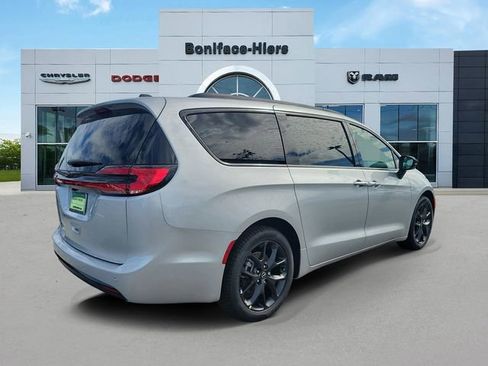 New 2026 Chrysler Pacifica Select w/ S Appearance Package image 4