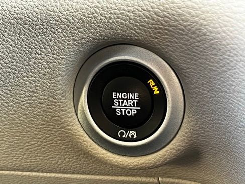 Used 2024 Chrysler Pacifica Select image 27