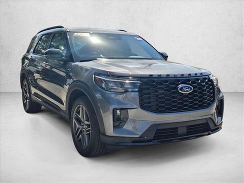 Used 2025 Ford Explorer ST-Line w/ ST-Line Street Pack image 3