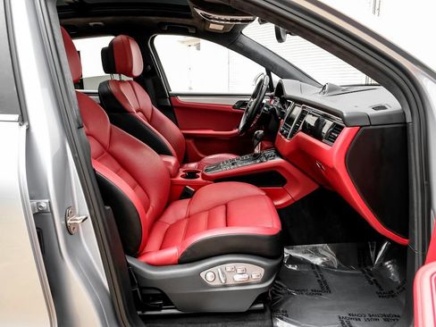 Used 2016 Porsche Macan Turbo image 30