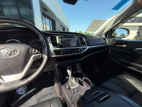 Used 2018 Toyota Highlander SE AWD/4WD image 25