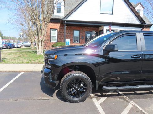 Used 2021 Chevrolet Silverado 1500 LT Trail Boss w/ Convenience Package II image 2