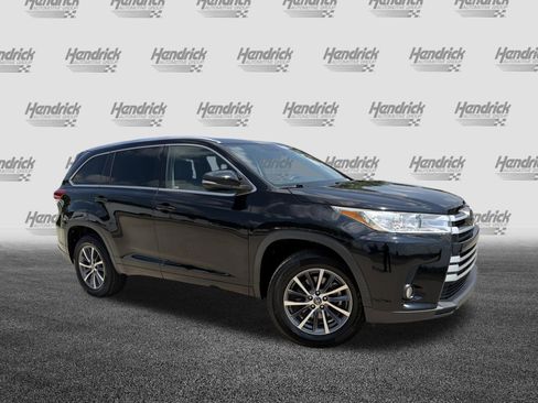 Used 2017 Toyota Highlander XLE FWD image 2