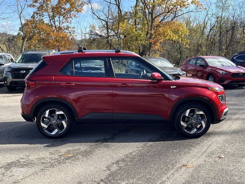 Used 2023 Hyundai Venue Limited image 6