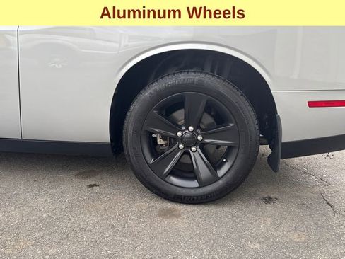 Used 2023 Dodge Challenger SXT image 9