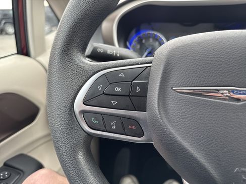 Used 2017 Chrysler Pacifica Touring FWD image 17