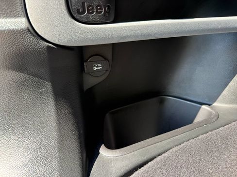 Used 2017 Jeep Cherokee Trailhawk w/ Cold Weather Group AWD/4WD image 33