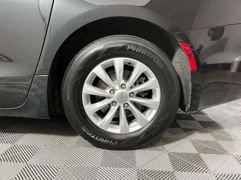 Used 2019 Chrysler Pacifica Touring Plus image 16