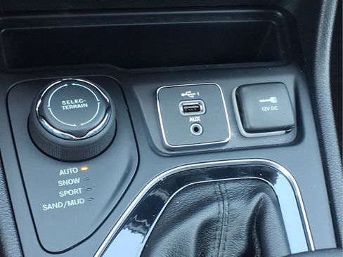 Used 2019 Jeep Cherokee Latitude Plus image 19