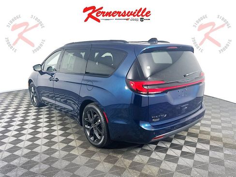 Used 2025 Chrysler Pacifica Limited image 5