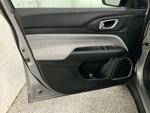 Used 2023 Jeep Compass Latitude image 12