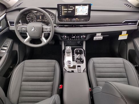 New 2026 Mitsubishi Outlander SE image 2