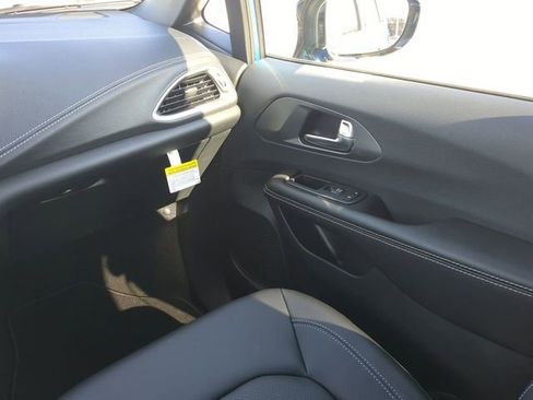 New 2026 Chrysler Pacifica Select image 21