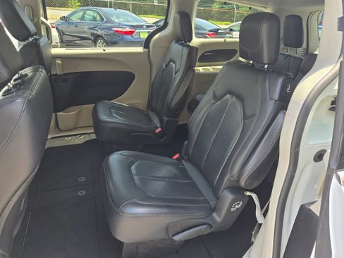 Used 2020 Chrysler Pacifica Touring-L FWD image 9