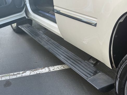 Used 2012 Cadillac Escalade Platinum image 9