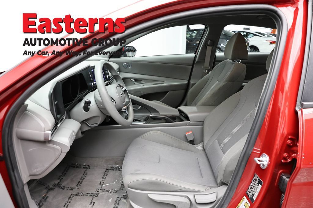 Used 2023 Hyundai Elantra SE w/ Cargo Package FWD image 16