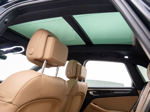 Certified 2025 Porsche Macan image 18