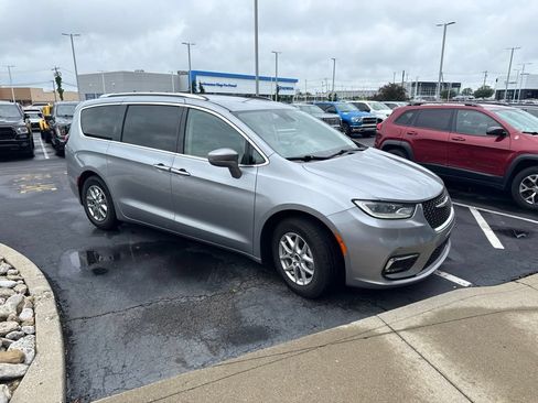 Used 2021 Chrysler Pacifica Touring-L FWD image 2