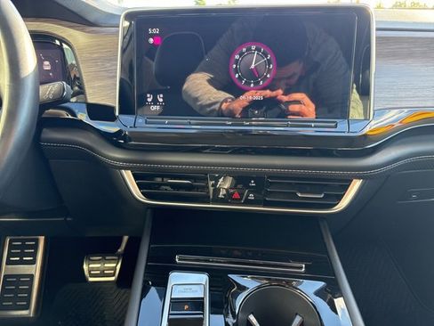 Used 2024 Volkswagen Atlas SEL Premium R-Line image 21