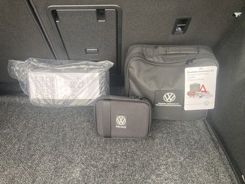 Certified 2025 Volkswagen Taos SE image 10