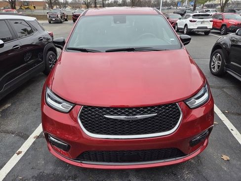 Used 2025 Chrysler Pacifica Select image 2