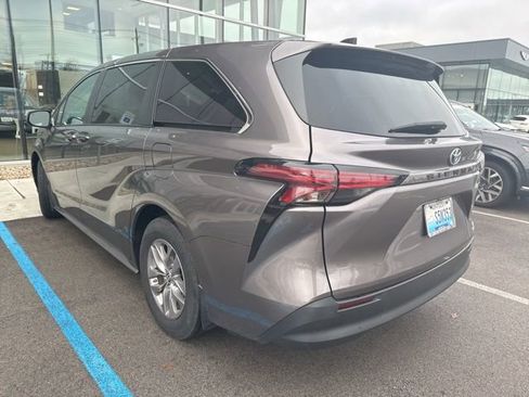Used 2022 Toyota Sienna LE image 3