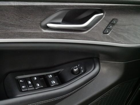 Used 2023 Jeep Grand Cherokee Limited AWD/4WD image 19