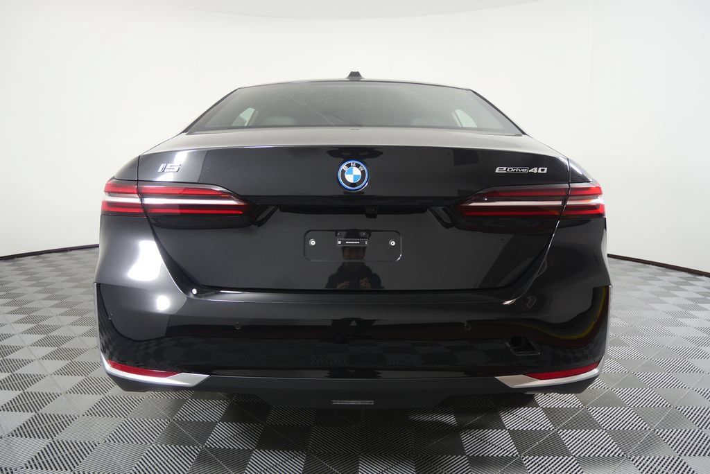 Used 2026 BMW i5 eDrive40 w/ Premium Package RWD image 4
