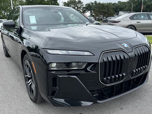 Used 2025 BMW 760i xDrive w/ Executive Package image 2
