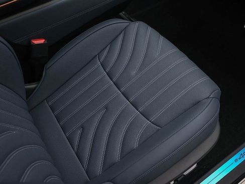 New 2025 Nissan Ariya Platinum image 17