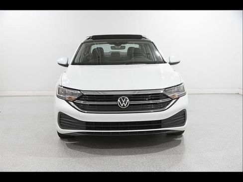 Used 2024 Volkswagen Jetta SE FWD image 2