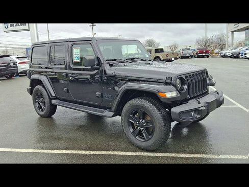 Used 2022 Jeep Wrangler Unlimited Sahara image 2