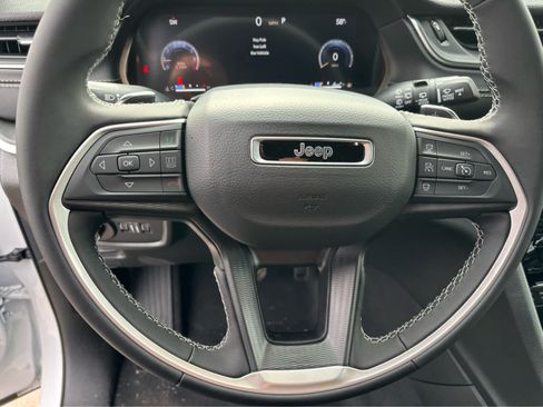 Used 2025 Jeep Grand Cherokee Laredo RWD image 47