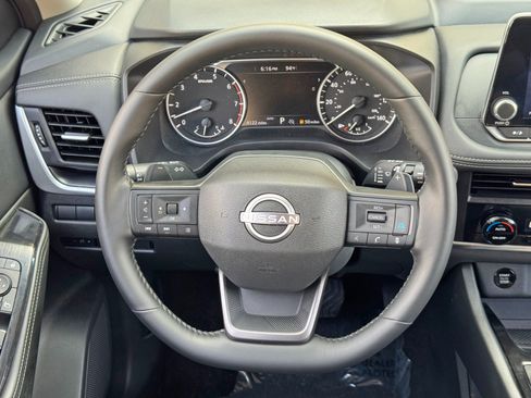 Used 2025 Nissan Rogue SV AWD/4WD image 17