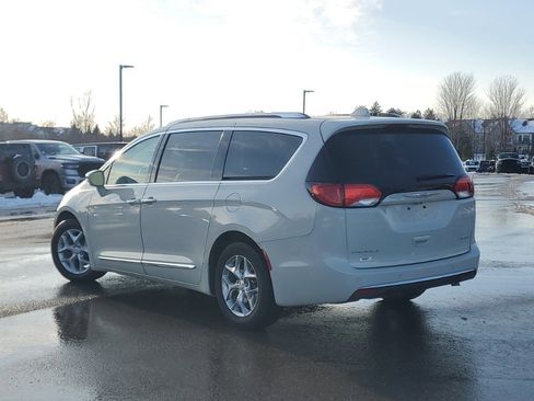 Used 2019 Chrysler Pacifica Limited image 3