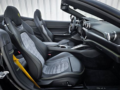 Used 2019 Ferrari Portofino RWD image 4