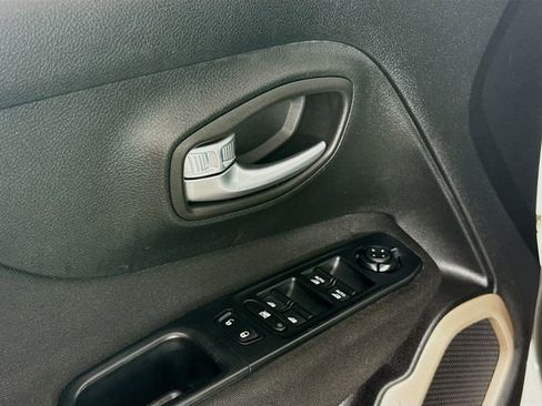 Used 2016 Jeep Renegade Latitude w/ Popular Equipment Group AWD/4WD image 19