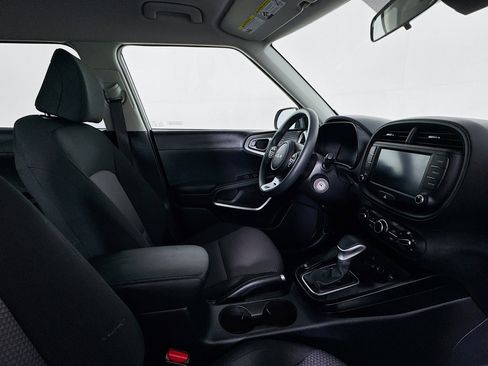 Used 2025 Kia Soul LX w/ LX Technology Package FWD image 25