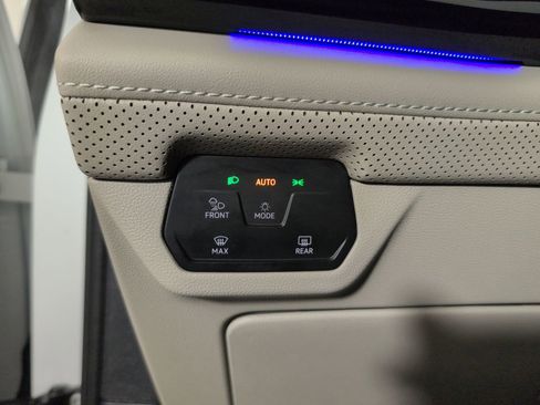 Used 2024 Volkswagen Atlas SEL Premium R-Line image 16