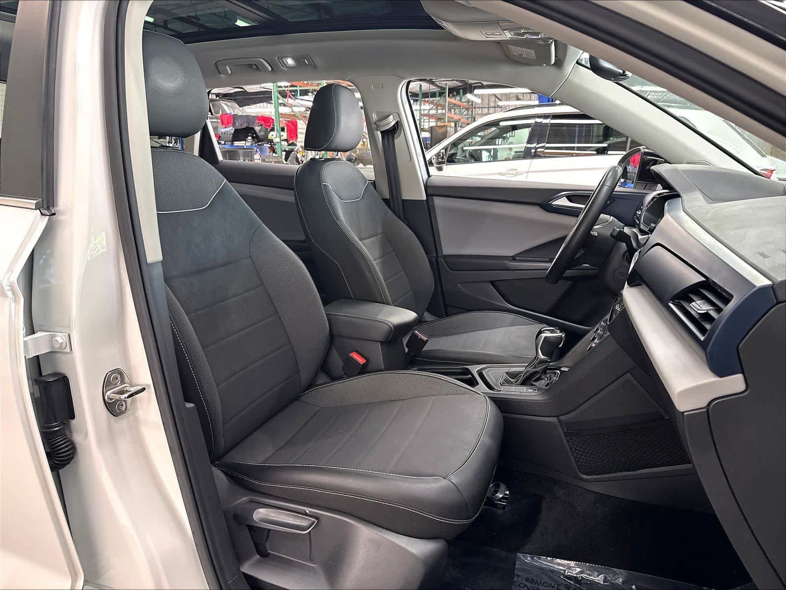 Used 2023 Volkswagen Taos SE w/ Panoramic Sunroof Package FWD image 32