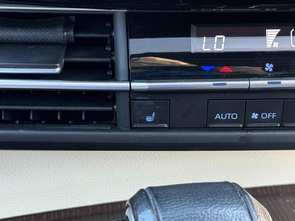Used 2024 Toyota Sienna XLE FWD image 32