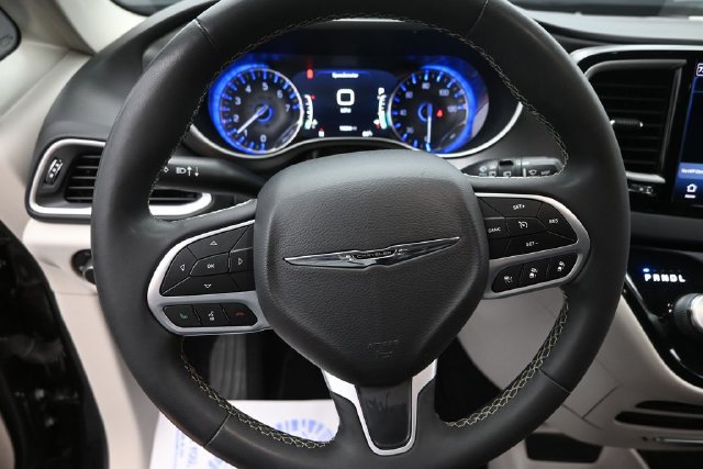 Used 2022 Chrysler Pacifica Touring-L FWD image 25